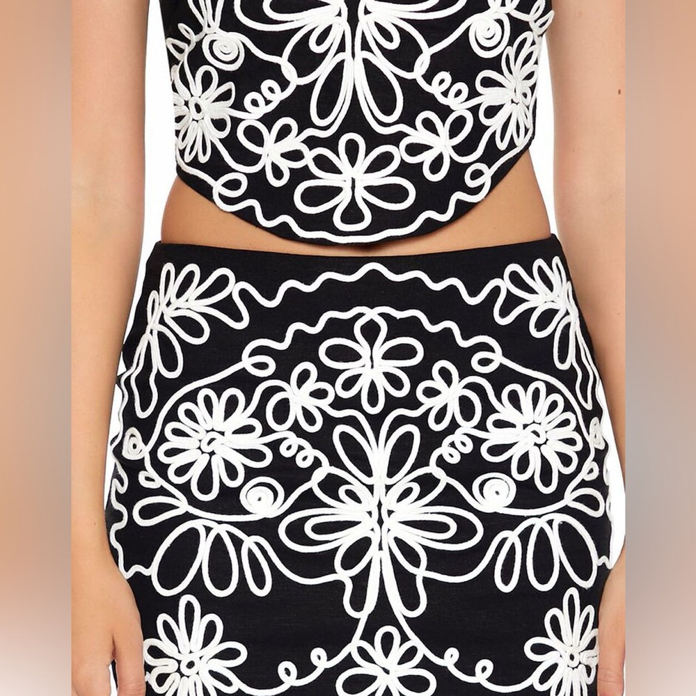 Black embroidered printed black & white floral design mini skirt - Picture 8 of 8